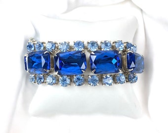 Fabuleux bracelet manchette Mid-Century en verre bleu saphir