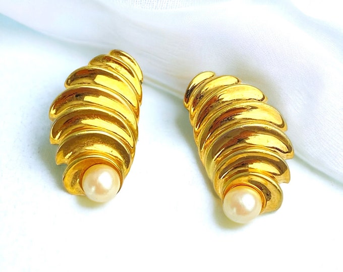 Gorgeous RARE 1980's DIOR Signed Unusual Spiral Ribbed Pearl Clip on Earrings