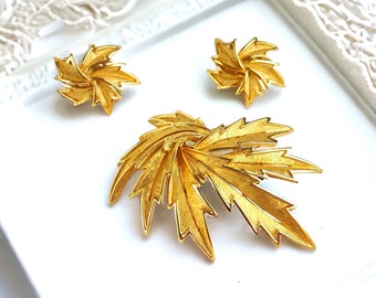 Elegant Vintage Gold Crown Trifari Leaf Brooch and Earrings Set