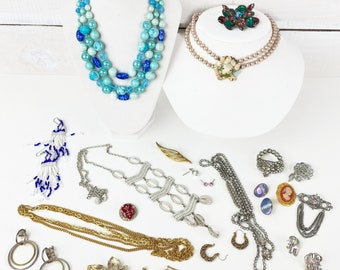 Vintage Destash 22 Piece Jewelry Lot With Some Signed Pieces.