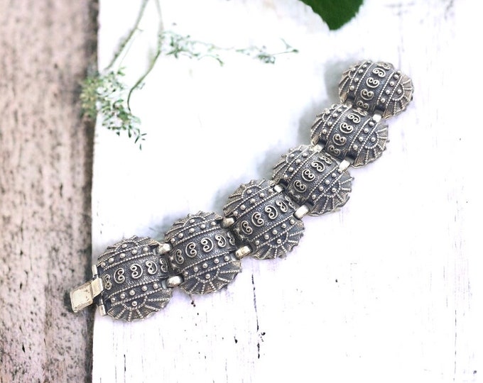 Vintage Embossed Oval Silver Tone Chunky Link Bracelet