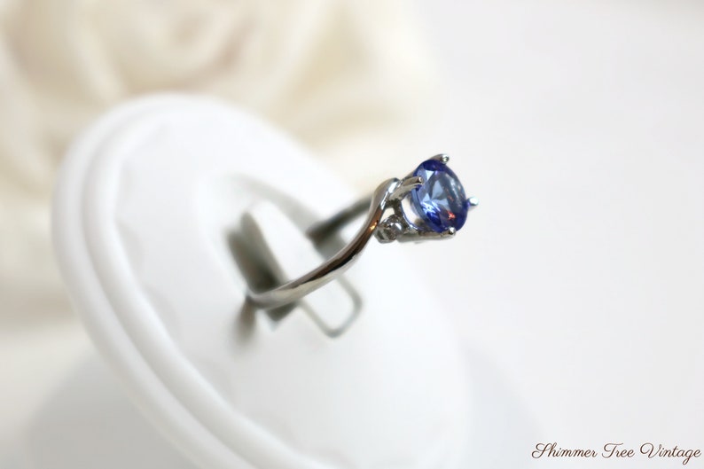 10K White Gold Tanzanite and Diamond Ring Size 6, comes with recent appraisal report imagem 4