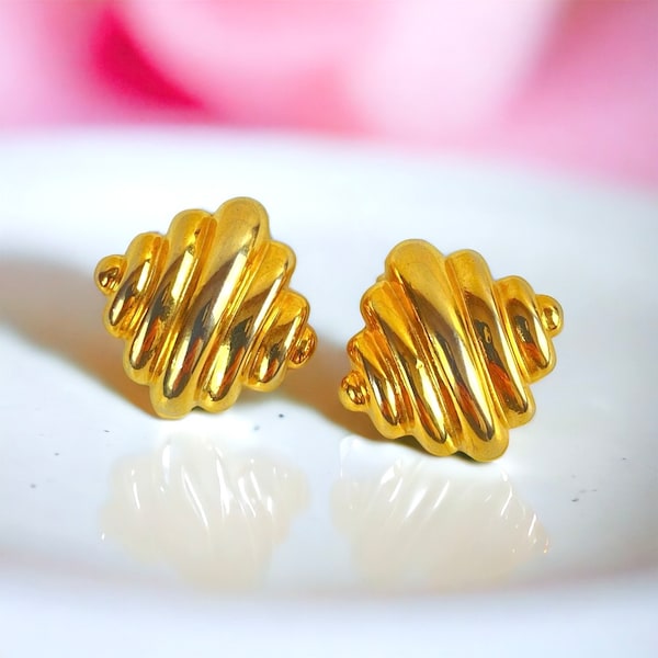 Chic Paolo Gucci Signed Gold Plated Ridged Clip On earrings