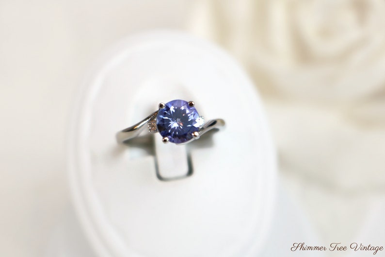 10K White Gold Tanzanite and Diamond Ring Size 6, comes with recent appraisal report imagem 2