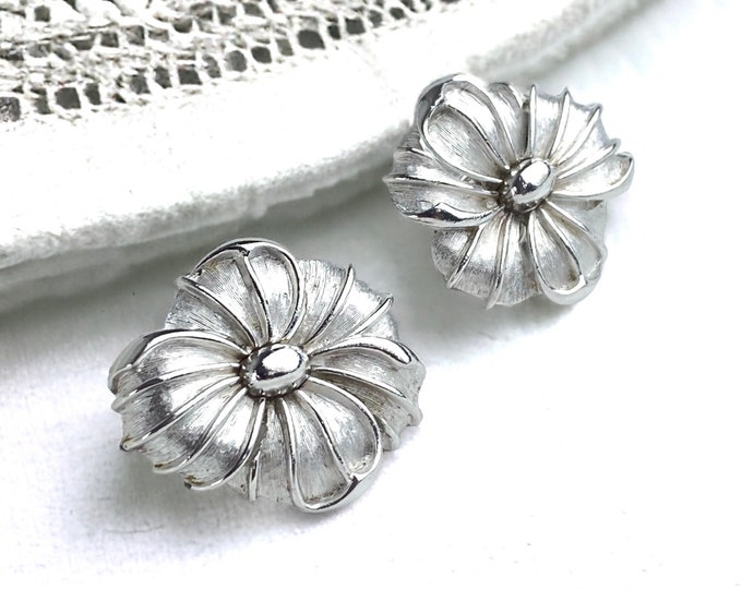 Pretty CROWN TRIFARI Silver Tone Flower Clip on Earrings
