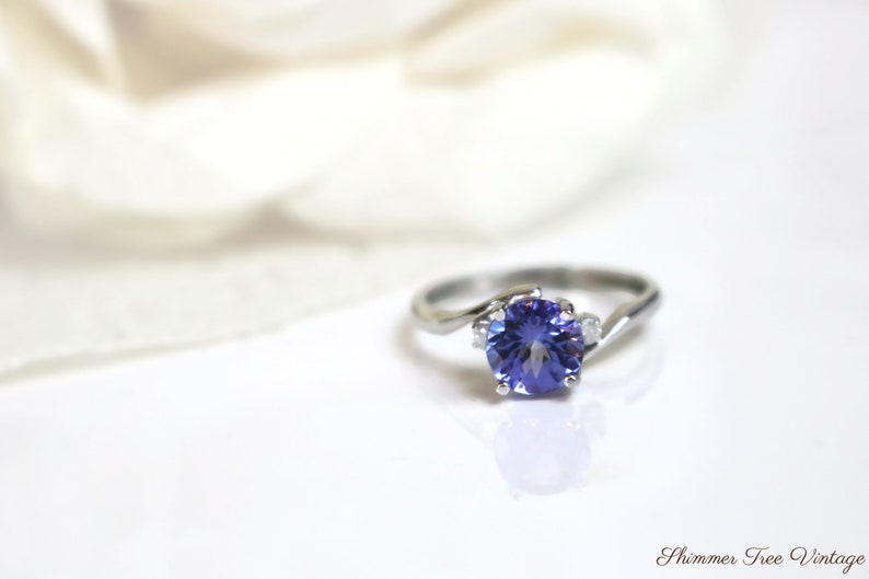 10K White Gold Tanzanite and Diamond Ring Size 6, comes with recent appraisal report imagem 5