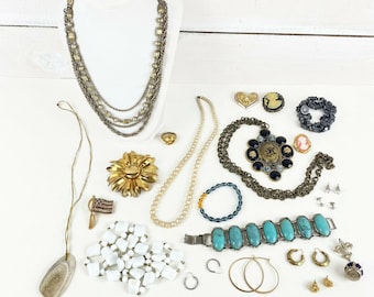 Lote de joyería vintage Destash de 23 piezas con algunas piezas firmadas.