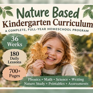 Könnte beinhalten: Ein Lehrplan-Leitfaden Nature Based Kindergarten Curriculum mit dem Text 36 Weeks, 180 Daily Lessons, 700+ Pages sowie Phonics, Math, Science, Writing, Nature Study, Printables, Assessments. Das Design enthält grüne Blatt-Akzente.