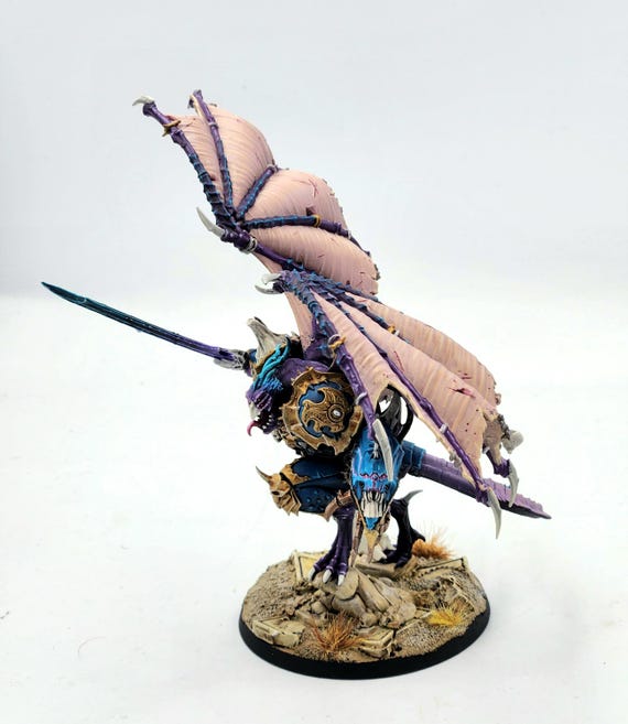 翼を持つカオスデーモンプリンスの塗装済みミニチュアモデル、ウォー