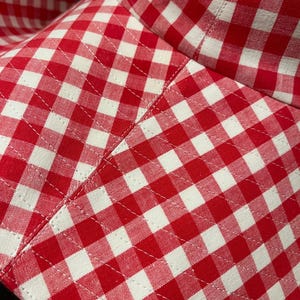 K&ouml;nnte beinhalten: Nahaufnahme eines rot-wei&szlig; karierten Hutes. Der Stoffhut hat ein klassisches Vichy-Muster. Die N&auml;hte sind sichtbar und der Hut scheint gut verarbeitet zu sein. Ein Sommeraccessoire.