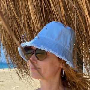 Women&#39;s light blue denim bucket  hat, fashion travel hat, women&#39;s bucket sun protection hat, denim bucket hat with a disheveled edge, fringe
