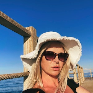 Women&#39;s White cotton denim bucket  hat, fashion travel hat, women&#39;s white sun protection hat, fashion hat with a high crown and wide brim