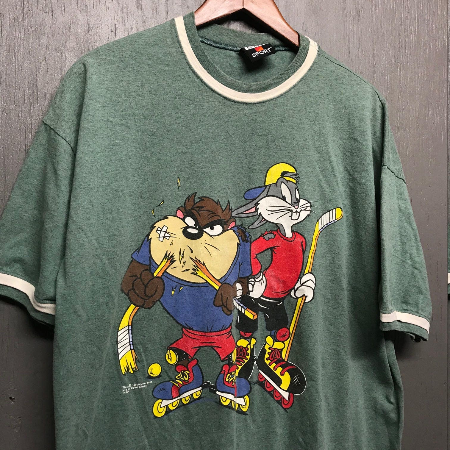 XL vintage 90s 1995 Bugs Bunny x Taz roller hockey t shirt