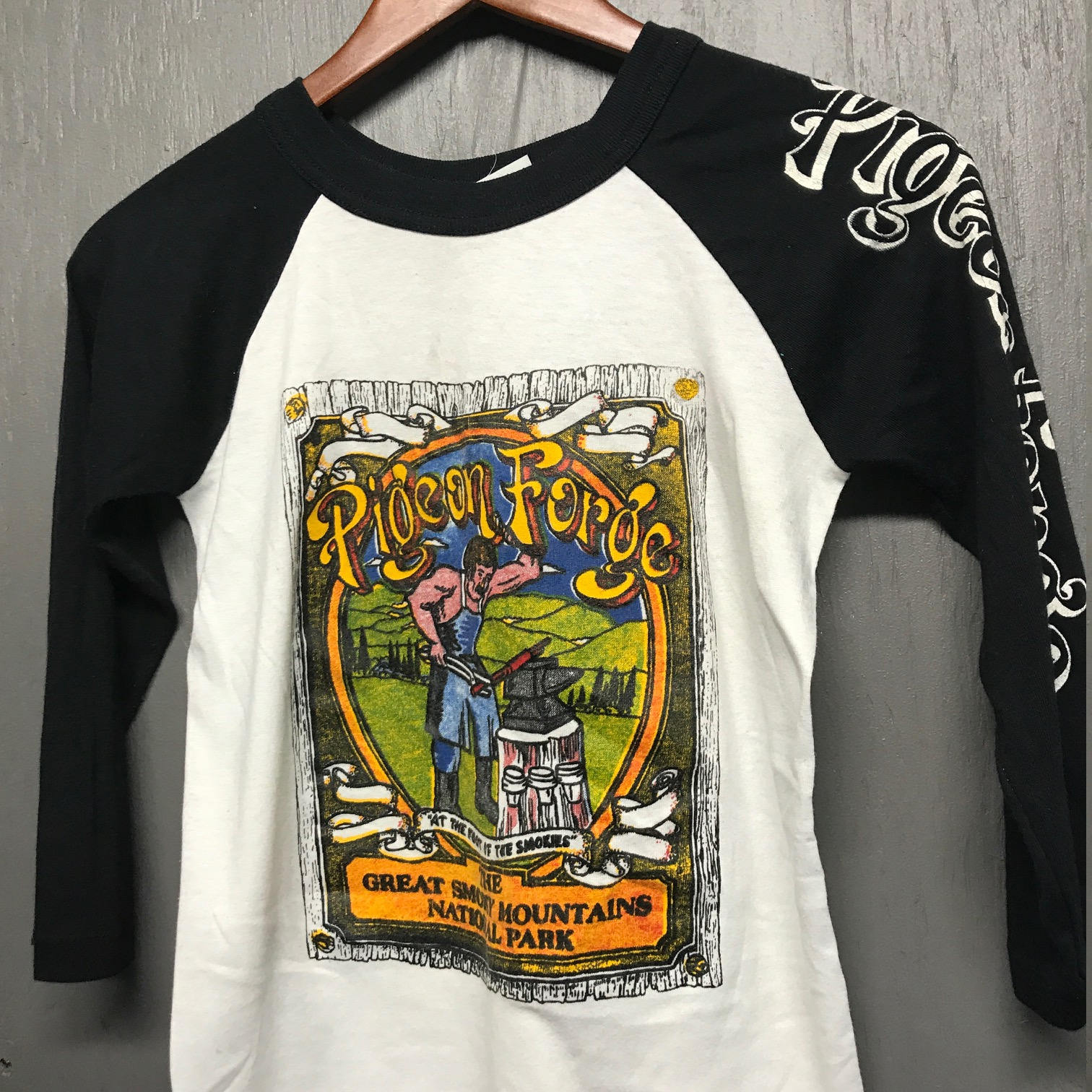 XS vintage 80s Pigeon Forge Tennessee raglan t shirt