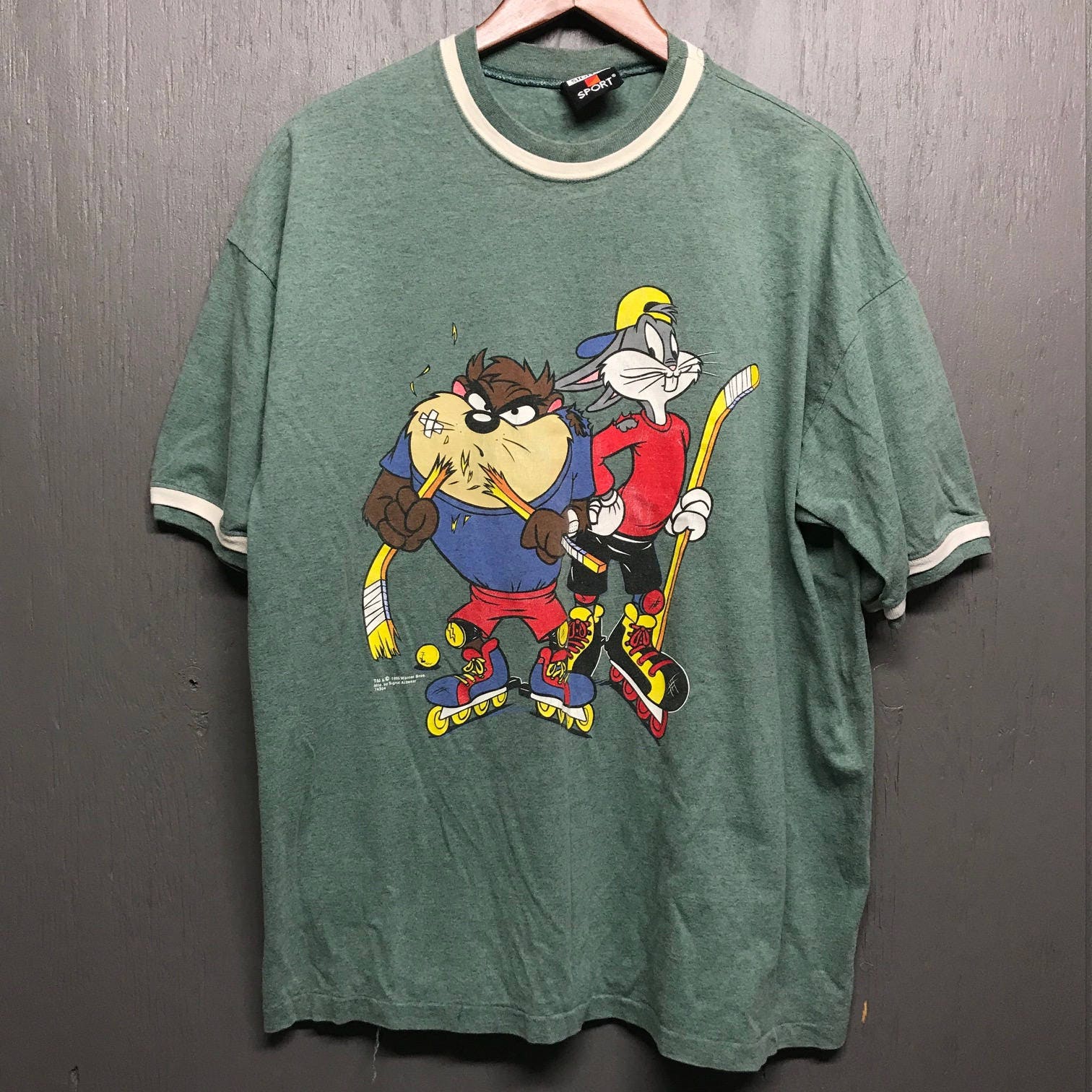 XL vintage 90s 1995 Bugs Bunny x Taz roller hockey t shirt