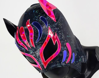 Peut inclure: Un masque de lutte noir avec des flammes roses et violettes et une finition holographique. Le masque a un sommet pointu et un seul trou pour l'œil.