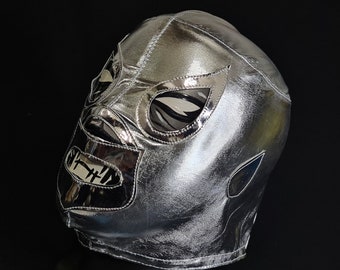 Pode incluir: Uma máscara de luta livre de luchador prateada com detalhes em preto e branco ao redor dos olhos e da boca.