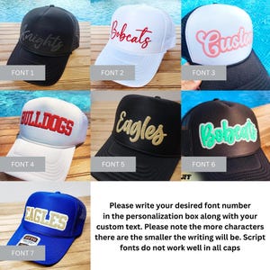 以下が含まれることがあります： さまざまな色とフォントの7つの異なるトラッカーハット。帽子は白い背景に表示され、下にテキストの説明があります。テキストの内容は次のとおりです。「パーソナライズボックスに希望のフォント番号とカスタムテキストを入力してください。文字数が多いほど、文字が小さくなることに注意してください。スクリプトフォントは、すべてのキャップでうまく機能しません。」