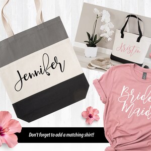 K&ouml;nnte beinhalten: Zwei Einkaufstaschen mit personalisierten Namen, "Jennifer" und "Kristin", und ein rosa T-Shirt mit dem Text "Bridesmaid" in Wei&szlig;. Die Taschen sind schwarz-wei&szlig; gestreift mit einem grauen Oberteil. Das T-Shirt ist zartrosa.