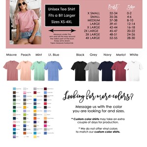 Op de afbeelding: Unisex T-shirt verkrijgbaar in verschillende kleuren, waaronder mauve, perzik, mint, lichtblauw, zwart, grijs, marine, merlot en wit. Het shirt is verkrijgbaar in de maten XS-4XL. De borstmaten zijn voor elke maat vermeld. De tekst "Op zoek naar meer kleuren?" wordt onderaan de afbeelding weergegeven. De tekst "Neem contact met ons op met de kleur die u zoekt en de maten." wordt onder de tekst "Op zoek naar meer kleuren?" weergegeven. De tekst "T-shirts in aangepaste kleuren kunnen extra dagen voor de productie nodig hebben." wordt onder de tekst "Neem contact met ons op met de kleur die u zoekt en de maten." weergegeven. De tekst "We bieden geen vinylkleuren aan die passen bij onze aangepaste kleur T-shirts." wordt onder de tekst "T-shirts in aangepaste kleuren kunnen extra dagen voor de productie nodig hebben." weergegeven.