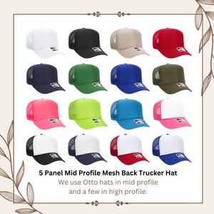 以下が含まれることがあります： 白、黒、ベージュ、赤、紺、緑、水色、深緑、ピンク、ライムグリーン、ターコイズ、2色使いなど、さまざまな色の18種類のトラッカーハットのコレクション。帽子はメッシュバックと5パネルのミッドプロファイルです。