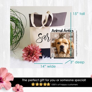 K&ouml;nnte beinhalten: Eine personalisierte Tragetasche mit dem Namen "Sar" darauf gedruckt. Die Tasche ist 35,5 cm breit, 38 cm hoch und 7,5 cm tief. Sie ist mit einem Magazin zur Gr&ouml;&szlig;enperspektive abgebildet.