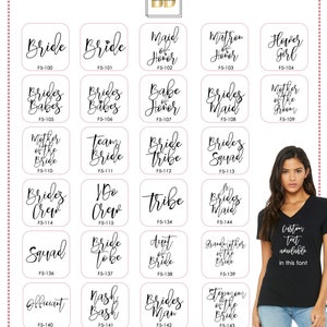 Op de afbeelding: Een raster van 16 witte vierkanten met zwarte tekst op elk vierkant. De tekst bevat zinnen als "Bride", "Brides Babes", "Maid of Honor", "Bride Tribe", "Brides Squad", "Bride to Be", "Brides Man" en "Step Mom of the Bride". Elk vierkant heeft een productcode onder de tekst. De vierkanten zijn gerangschikt in een 4x4-raster.