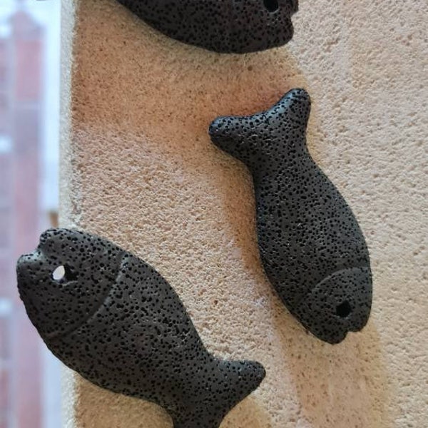 Lot de 3 grand pendentifs poisson en lave naturelle 7cm