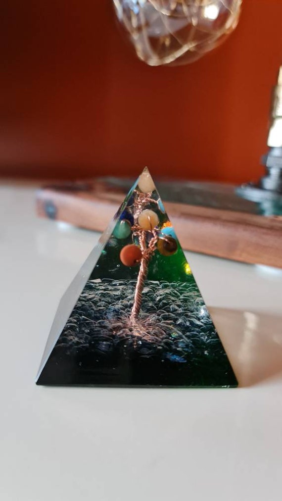 Pyramide D Orgonite Unique Pierres Naturelles 60mm Arbre 7Chakras