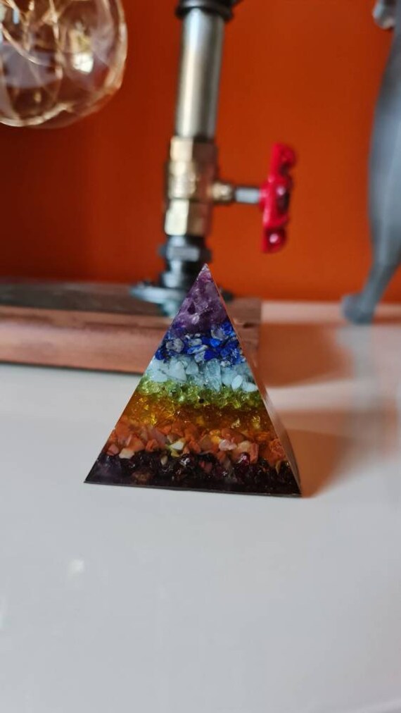 Pyramide D Orgonite Unique Pierres Naturelles 60mm 7Chakras