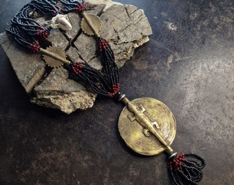Colar africano antigo com contas de vidro recicladas pretas e vermelhas, joias africanas - colar com pingente de bronze e contas, concha