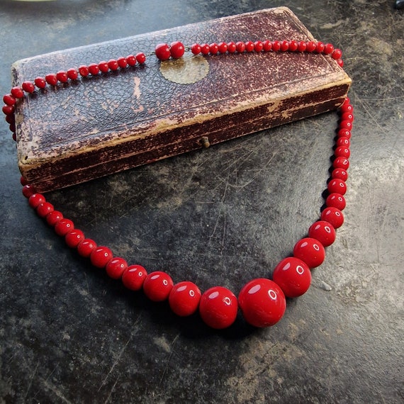 Vintage Art Nouveu glass necklace, necklace, art deco glass chain red, cherry red, rare, bohemia, design, geometric, gradient
