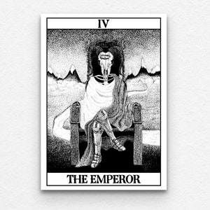 Könnte beinhalten: Schwarz-weiß Tarotkarten-Illustration des Kaisers, eine skelettartige Figur mit einer Krone und einem einzigen Auge, die auf einem Thron sitzt. Die Kartennummer IV befindet sich oben auf der Karte.