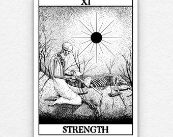 Op de afbeelding: Zwart-witte tarotkaart illustratie van Kracht, de elfde kaart van de Grote Arcana. De kaart toont een skelet dat knielt en een leeuw vasthoudt. De zon schijnt boven hen.