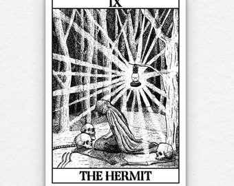 Op de afbeelding: Zwart-witte illustratie van de tarotkaart De Kluizenaar. De kaart toont een gekapte figuur met een lantaarn in een bos. De figuur knielt en is omringd door schedels. Het kaartnummer IX en de woorden "DE KLUIZENAAR" staan boven en onder op de kaart.