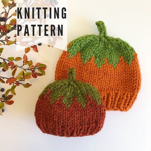 Puede incluir: Dos gorros de punto de calabaza, uno más grande que el otro, con hilo naranja y verde. Los gorros están sobre un fondo blanco.