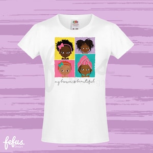 MY BROWN is BEAUTIFUL Tシャツ | ナチュラルヘアガールズTシャツ | アフロヘアアート | カーリーヘアガールズ | かわいい女の子 | ブラックガールマジック | 女の子をエンパワーする