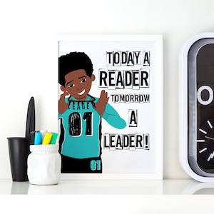 Puede incluir: Una ilustración en blanco y negro de un niño pequeño que lleva una camisa turquesa con el número "01" en ella. El texto "Today a Reader Tomorrow a Leader!" está escrito en bloques blancos y negros.