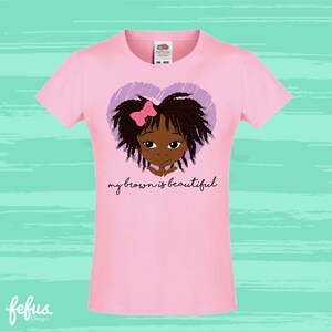 MY BROWN is BEAUTIFUL Tシャツ | ナチュラルヘアガールズTシャツ | アフロヘアアート | カーリーヘアガールズ | かわいい女の子 | ブラックガールマジック | 女の子をエンパワーする