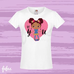 LITTLE FASHIONISTA Tシャツ | ナチュラルヘアガールズTシャツ | アフロヘアアート | カーリーヘアガールズ | キュートガールズ | ブラックガールマジック | エンパワーメントガールズ