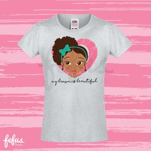 MY BROWN es HERMOSA Camiseta / Side Pony / Natural Hair Girls Tee / Afro Hair Art / Rizado / raza mixta / Black Girl Magic / Empowering Girls