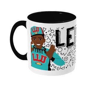 Può includere: Una tazza in ceramica bianca con bordo e manico neri. La tazza presenta un'illustrazione di un giovane ragazzo che indossa un berretto da baseball blu e rosso con le lettere "LLU" su di esso. Il ragazzo indossa una camicia turchese con la parola "LEADER" e le lettere "LLU" su di essa. Lo sfondo è bianco con forme geometriche nere e la parola "LEADER" scritta in nero.