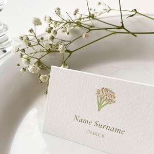 Hochzeit Tischkarten, botanische Klapptischkarten mit Schafgarbe, personalisierte Tischkarten mit minimaler Blumenillustration