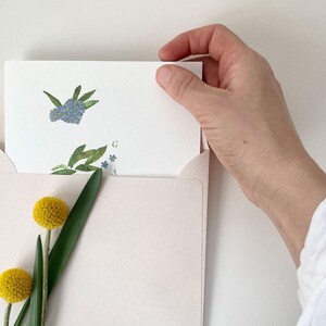 Minimalistische bloemenhuwelijksuitnodiging met vergeet-mij-nietje, vierkante uitnodigingskaart gedrukt op structuurpapier met eco-envelop