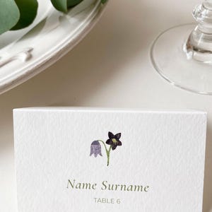 Cartões de lugar de casamento, cartões de mesa dobrados florais com flor de sino, cartões de assento personalizados com ilustração floral minimalista