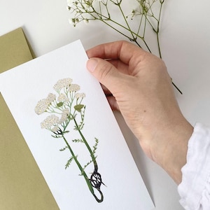 Minimalistische bloemen bruiloft uitnodigingskaart met duizendbladbloem, gedrukt op structuurpapier, eco-envelop en bloemensticker, bruiloft in dorpsstijl