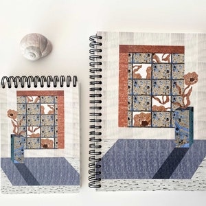 Può includere: Due quaderni a spirale con sfondo bianco e un design colorato che presenta una finestra con un'arrangiamento floreale. Il design è un collage di diverse texture e motivi.