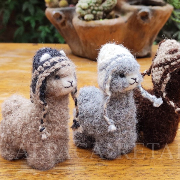 3,5 po. Sculptures d'alpaga feutrées à l'aiguille avec chullo ou chapeau Animaux feutrés à la main en fibre d'alpaga