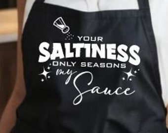 Your Saltiness Only Seasons My Sauce Tablier, noir - Tablier de cuisine à bavette grillades barbecue hommes femmes unisexes drôle