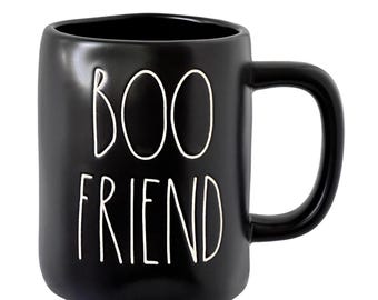 Taza de Halloween "Boo Friend" de Rae Dunn, negra con letras blancas